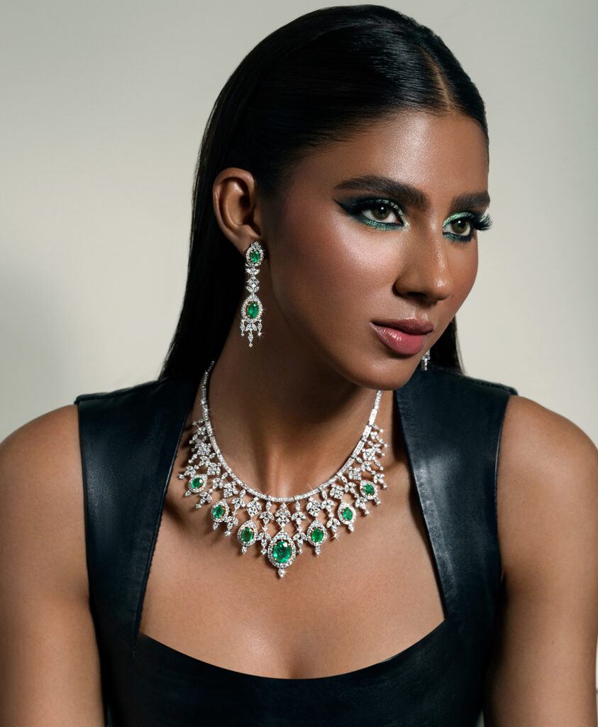 Classic elegant necklace and earrings set shop in UAE